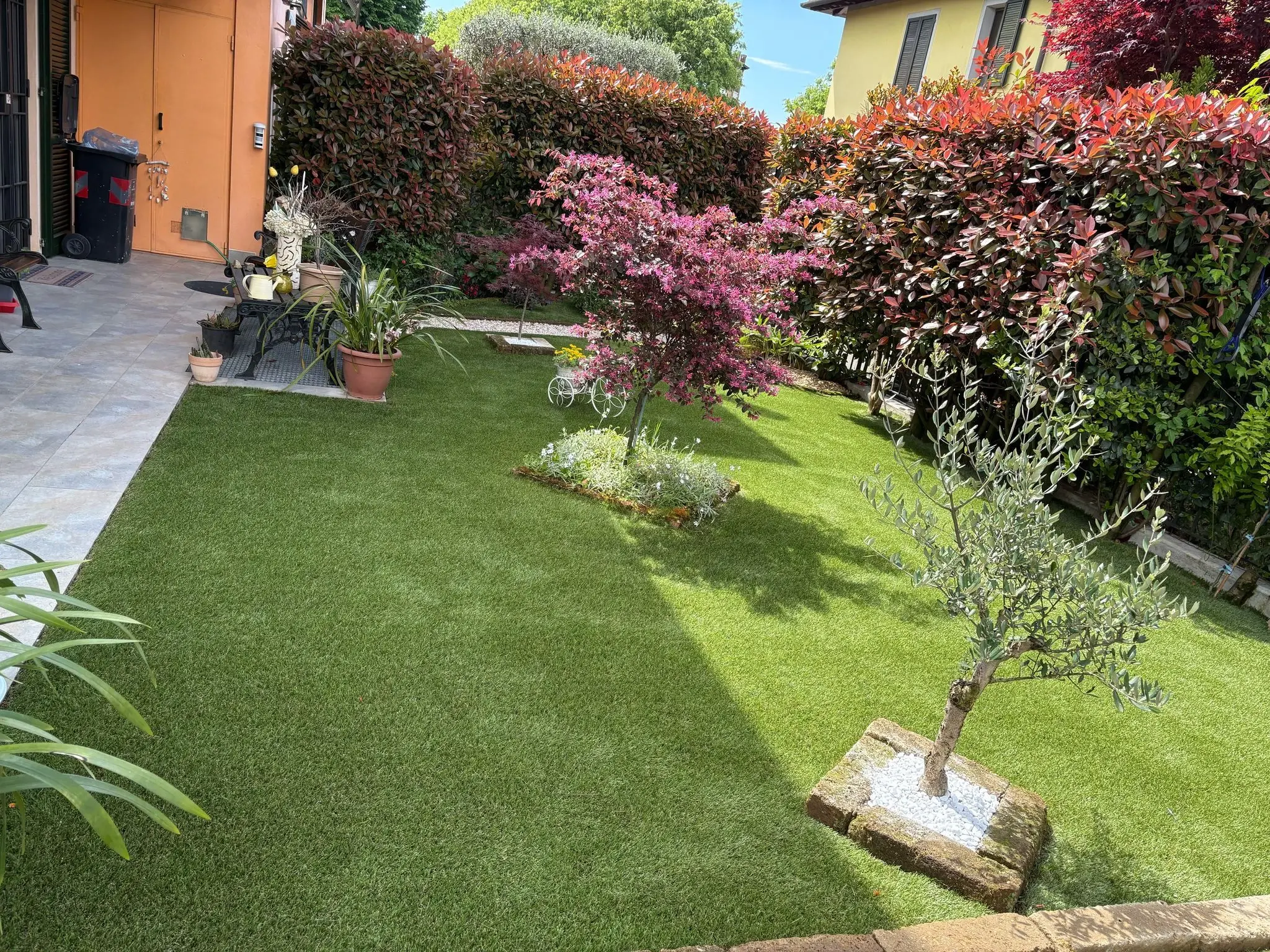 Progettazione giardini privati con alberi ornamentali e prato inglese a Brescia.